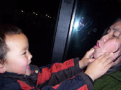 Lekker dollen met mamma in de bus